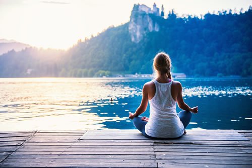 de hsp coach vrouw meditatie bijwater